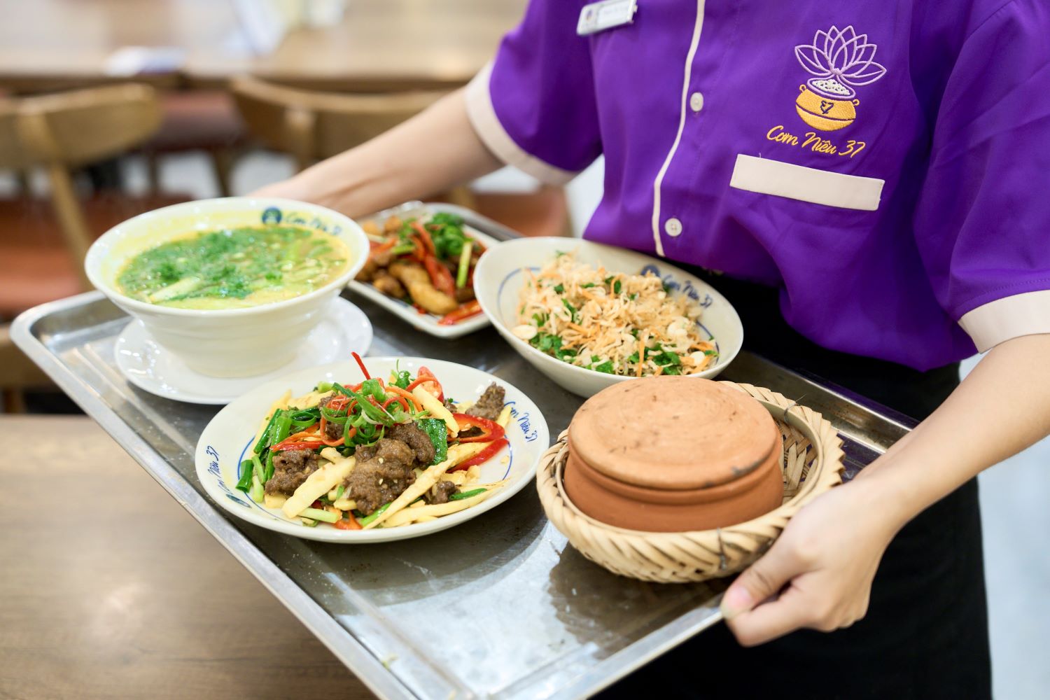 Nhân viên phục vụ mâm cơm